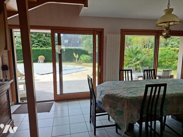 Maison d'habitation avec Piscine composée d'une entrée avec placard, salon/séjour avec cheminée...