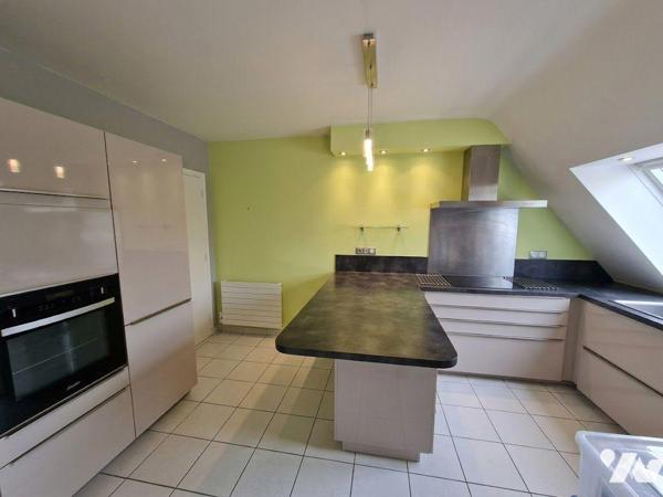 Maison d'habitation avec Piscine composée d'une entrée avec placard, salon/séjour avec cheminée...