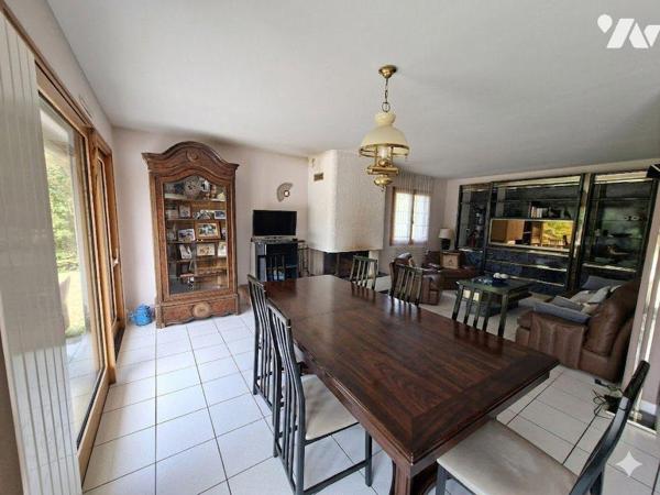 Maison d'habitation avec Piscine composée d'une entrée avec placard, salon/séjour avec cheminée...