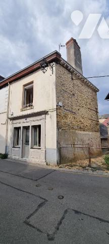 LA GUERCHE DE BGNE - Plein-centre : Maison avec dépendance