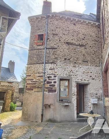 LA GUERCHE DE BGNE - Plein-centre : Maison avec dépendance