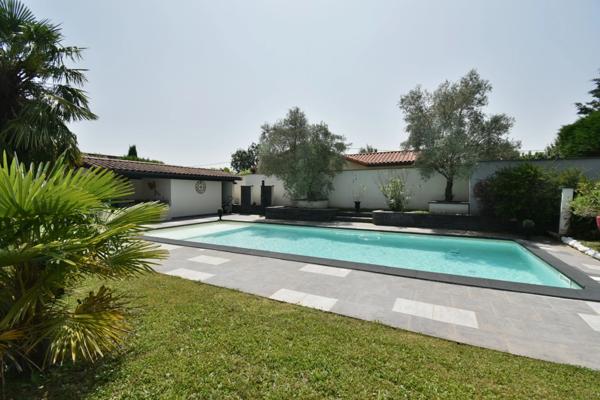 Villa contemporaine de 210 m² avec grande piscine