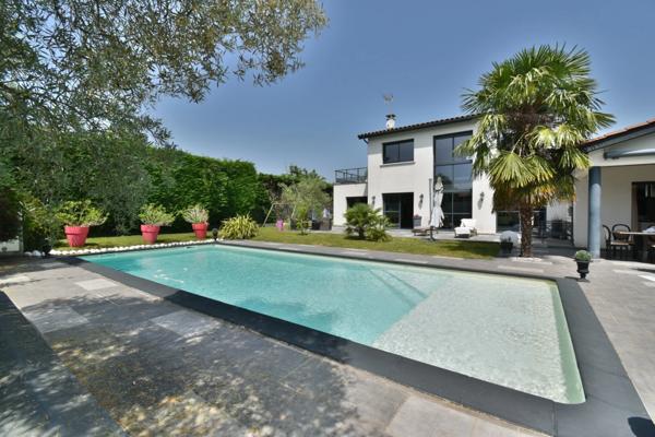 Villa contemporaine de 210 m² avec grande piscine
