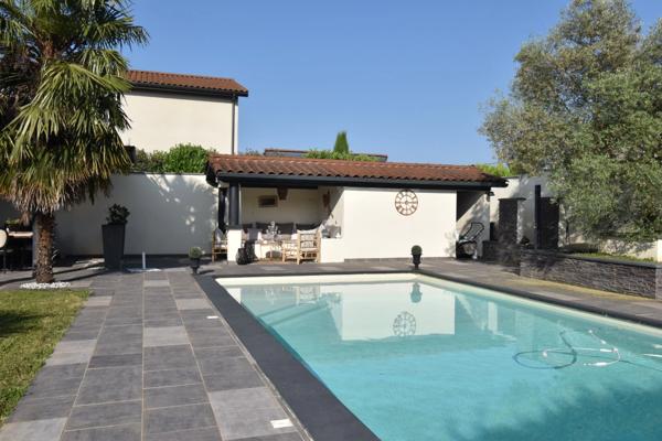 Villa contemporaine de 210 m² avec grande piscine