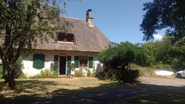 MAISON EN PIERRES , COUVERTE EN CHAUMES SUR 7265 M² DE TERRAIN