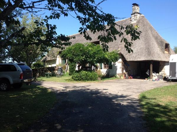 MAISON EN PIERRES , COUVERTE EN CHAUMES SUR 7265 M² DE TERRAIN