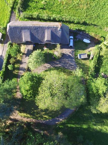 MAISON EN PIERRES , COUVERTE EN CHAUMES SUR 7265 M² DE TERRAIN