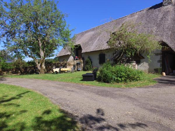 MAISON EN PIERRES , COUVERTE EN CHAUMES SUR 7265 M² DE TERRAIN