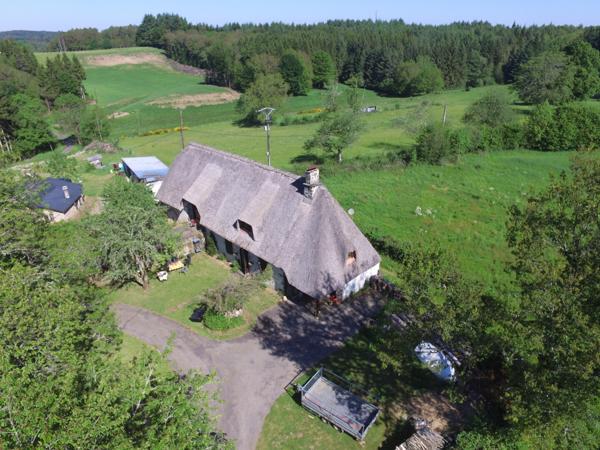 MAISON EN PIERRES , COUVERTE EN CHAUMES SUR 7265 M² DE TERRAIN