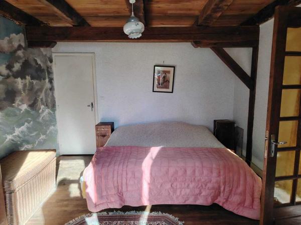 MAISON EN PIERRES , COUVERTE EN CHAUMES SUR 7265 M² DE TERRAIN