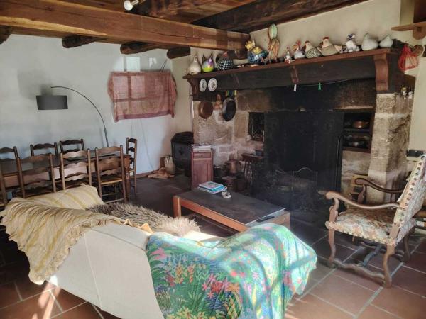 MAISON EN PIERRES , COUVERTE EN CHAUMES SUR 7265 M² DE TERRAIN