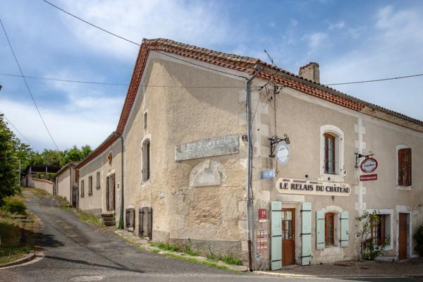 Propriété avec maison, piscine et ancien restaurant