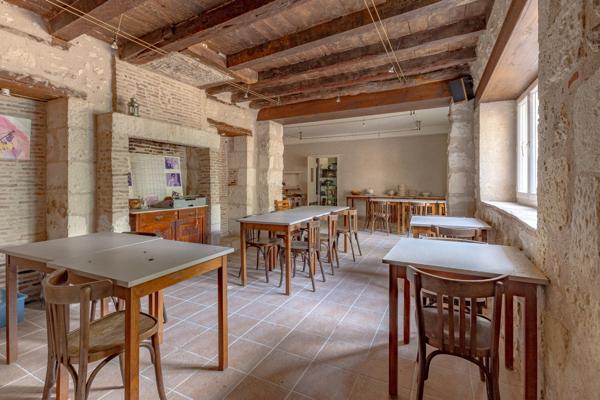 Propriété avec maison, piscine et ancien restaurant