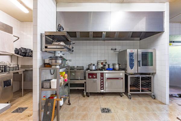 Propriété avec maison, piscine et ancien restaurant
