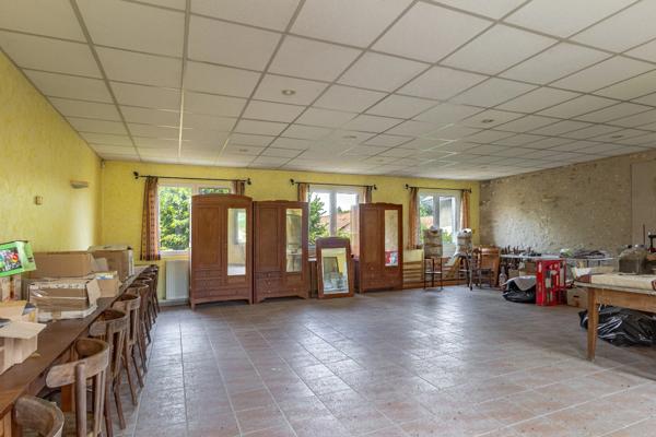 Propriété avec maison, piscine et ancien restaurant