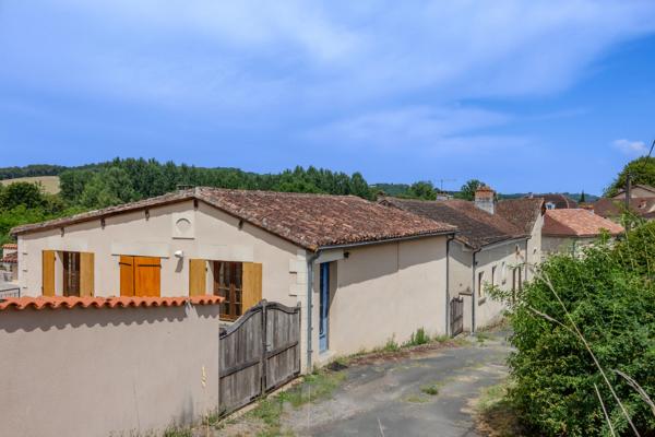 Propriété avec maison, piscine et ancien restaurant