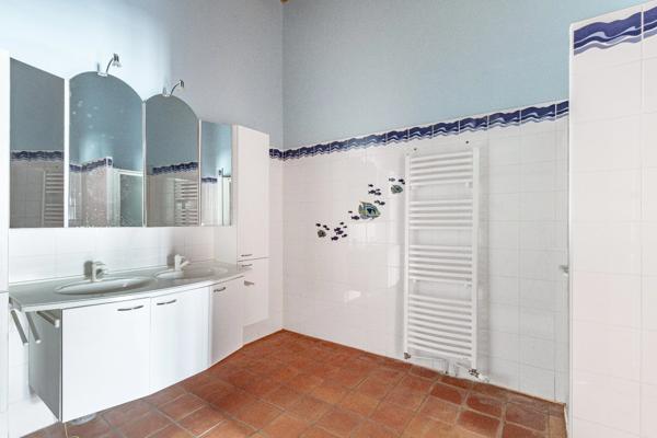 Propriété avec maison, piscine et ancien restaurant