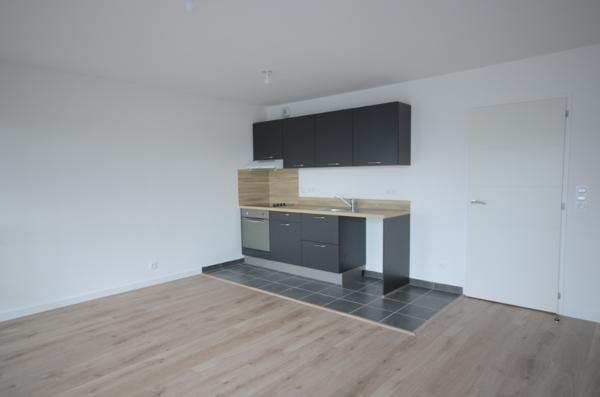 BREST SAINT MICHEL - 58 RUE LEVOT - Appartement T3 récent de 65m² avec parking et balcon , Brest