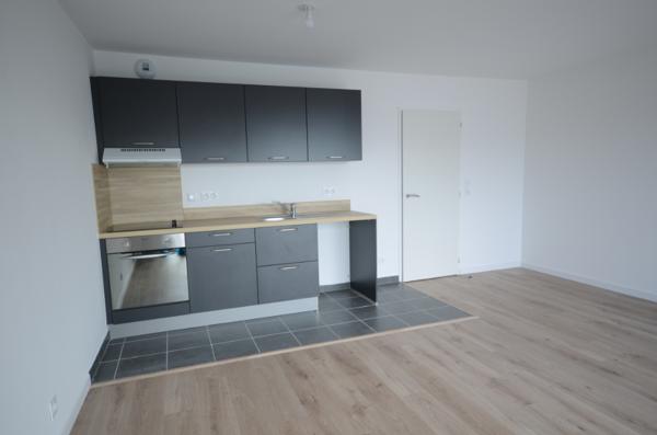 BREST SAINT MICHEL - 58 RUE LEVOT - Appartement T3 récent de 65m² avec parking et balcon , Brest