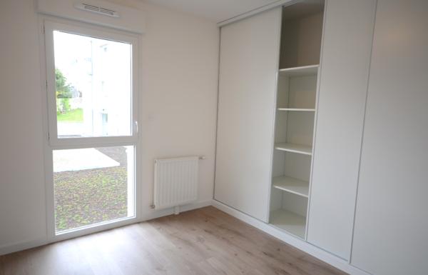 BREST SAINT MICHEL - 58 RUE LEVOT - Appartement T3 récent de 65m² avec parking et balcon , Brest