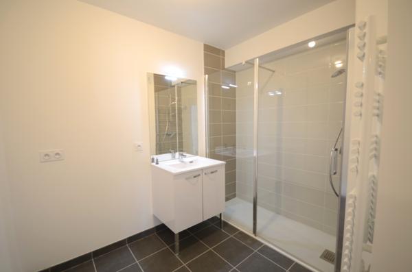 BREST SAINT MICHEL - 58 RUE LEVOT - Appartement T3 récent de 65m² avec parking et balcon , Brest
