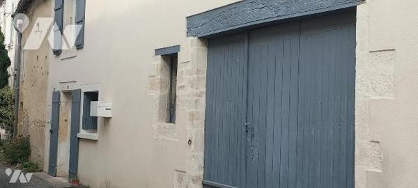 Dans le charmant bourg de Dampierre su Boutonne, à moins de 10 min d'Aulnay et 20 min de Saint ...