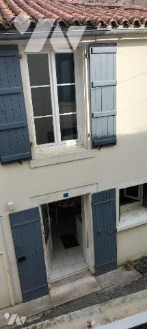 Dans le charmant bourg de Dampierre su Boutonne, à moins de 10 min d'Aulnay et 20 min de Saint ...