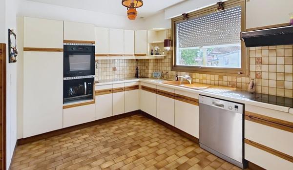 Pavillon proche RER E, écoles et commodités.