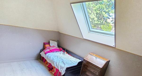 Pavillon proche RER E, écoles et commodités.