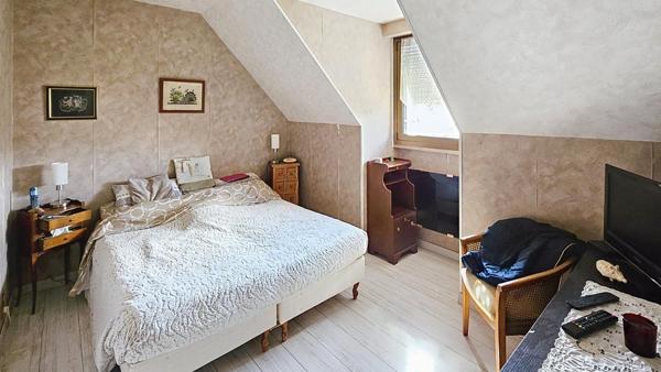 Pavillon proche RER E, écoles et commodités.