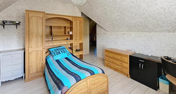 Pavillon proche RER E, écoles et commodités.