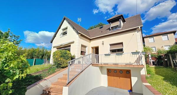 Pavillon proche RER E, écoles et commodités.