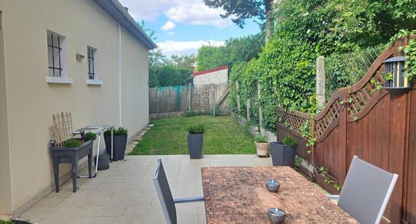 Pavillon proche RER E, écoles et commodités.