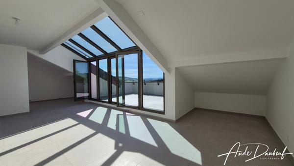 Attique T4 – 98 m² avec Terrasse, Verrière et Vue Panoramique – Axe Annecy / Genève