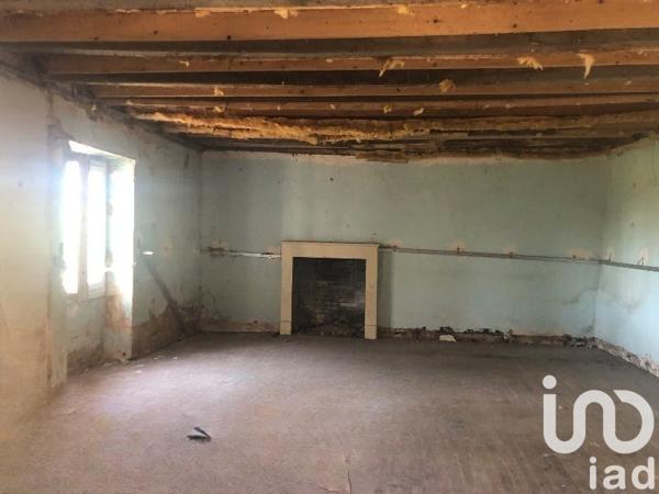 Maison traditionnelle 4 pièces de 350 m² à Fleuré (86340)