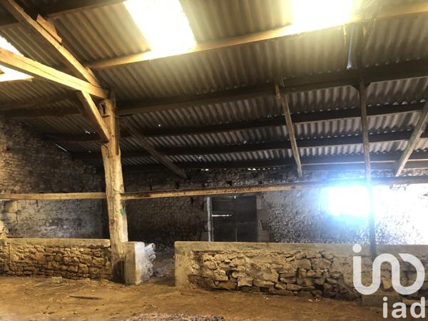 Maison traditionnelle 4 pièces de 350 m² à Fleuré (86340)