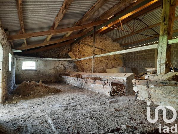 Maison traditionnelle 4 pièces de 350 m² à Fleuré (86340)