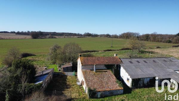 Maison traditionnelle 4 pièces de 350 m² à Fleuré (86340)