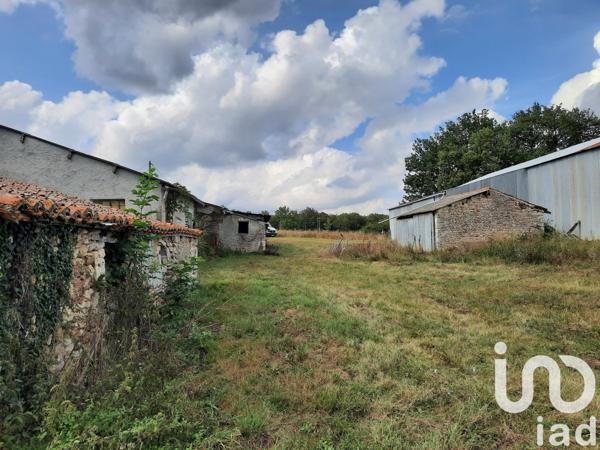 Maison traditionnelle 4 pièces de 350 m² à Fleuré (86340)