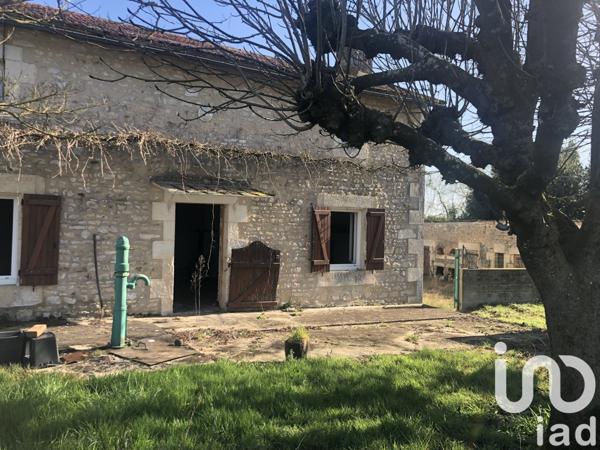 Maison traditionnelle 4 pièces de 350 m² à Fleuré (86340)