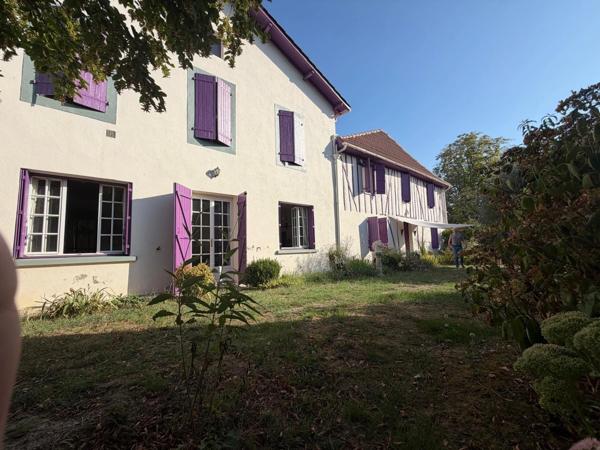 PLAISANCE (32) centre, élegante MAISON DE MAITRE XVIIIs, sans travaux, 190m2 sur 800m2 de jardin clos et paysagé, belle dépendance, chauffage central , 4chambres dont 1 au rez-de-chaussée, salon 44m2