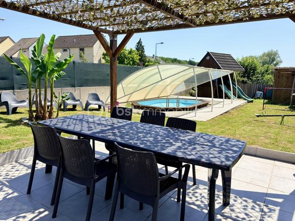 NOUVEAUTE BSK IMMOBILIER

Découvrez cette charmante maison individuelle de 113 m² habitables, idéale pour une famille à la recherche d’espace et de confort, située sur un agréable terrain avec piscine semi-enterrée.

Au rez-de-chaussée, vous trouverez :
•	Une cuisine moderne aménagée et équipée
•	Une belle pièce de vie salon / salle à manger (29 m²)
•	Un WC indépendant
•	Une salle de loisirs de 18 m² pouvant servir de salle de jeux, bureau ou espace détente

Au 1er étage :
•	Deux chambres
•	Une salle d’eau avec douche

Au 2e étage :
•	Une grande chambre double sous les toits (19 m² au sol)

Côtés extérieurs et annexes, bénéficiez de :
•	Piscine semi-enterrée ( 4,86 x 3,36 Profondeur 1,20)
•	Terrain agréable avec abri de jardin
•	Terrasse avec pergola en bois
•	Véranda bois
•	Cave composée de 3 pièces offrant de nombreux espaces de rangement

Confort et équipements :
•	Fenêtres PVC double vitrage et bois double vitrage
•	Volets roulants PVC et volets manuels
•	Chauffage par poêle à pellets installé en 2023

Informations complémentaires :
•	Taxe foncière : 705 €
•	DPE : Classe énergie E
•	Parcelle de 578 m²

Une maison pleine de potentiel, offrant de beaux volumes et des espaces extérieurs appréciables pour profiter des beaux jours.

 Une opportunité à découvrir rapidement ! Contactez-moi pour plus d’informations ou organiser une visite.
