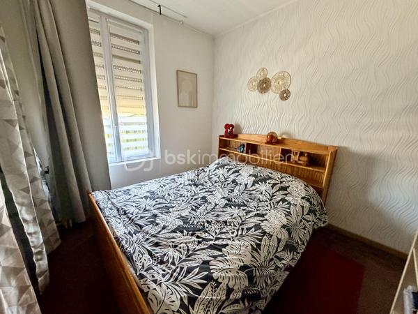 NOUVEAUTE BSK IMMOBILIER

Découvrez cette charmante maison individuelle de 113 m² habitables, idéale pour une famille à la recherche d’espace et de confort, située sur un agréable terrain avec piscine semi-enterrée.

Au rez-de-chaussée, vous trouverez :
•	Une cuisine moderne aménagée et équipée
•	Une belle pièce de vie salon / salle à manger (29 m²)
•	Un WC indépendant
•	Une salle de loisirs de 18 m² pouvant servir de salle de jeux, bureau ou espace détente

Au 1er étage :
•	Deux chambres
•	Une salle d’eau avec douche

Au 2e étage :
•	Une grande chambre double sous les toits (19 m² au sol)

Côtés extérieurs et annexes, bénéficiez de :
•	Piscine semi-enterrée ( 4,86 x 3,36 Profondeur 1,20)
•	Terrain agréable avec abri de jardin
•	Terrasse avec pergola en bois
•	Véranda bois
•	Cave composée de 3 pièces offrant de nombreux espaces de rangement

Confort et équipements :
•	Fenêtres PVC double vitrage et bois double vitrage
•	Volets roulants PVC et volets manuels
•	Chauffage par poêle à pellets installé en 2023

Informations complémentaires :
•	Taxe foncière : 705 €
•	DPE : Classe énergie E
•	Parcelle de 578 m²

Une maison pleine de potentiel, offrant de beaux volumes et des espaces extérieurs appréciables pour profiter des beaux jours.

 Une opportunité à découvrir rapidement ! Contactez-moi pour plus d’informations ou organiser une visite.