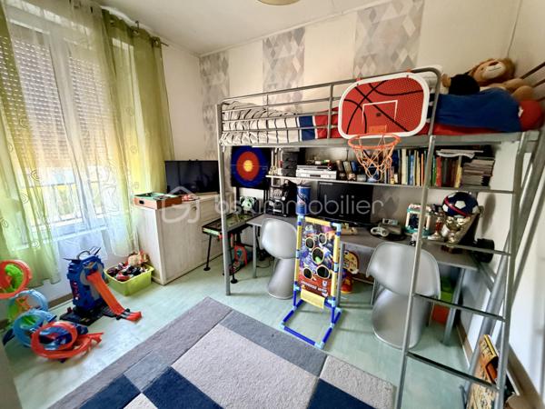 NOUVEAUTE BSK IMMOBILIER

Découvrez cette charmante maison individuelle de 113 m² habitables, idéale pour une famille à la recherche d’espace et de confort, située sur un agréable terrain avec piscine semi-enterrée.

Au rez-de-chaussée, vous trouverez :
•	Une cuisine moderne aménagée et équipée
•	Une belle pièce de vie salon / salle à manger (29 m²)
•	Un WC indépendant
•	Une salle de loisirs de 18 m² pouvant servir de salle de jeux, bureau ou espace détente

Au 1er étage :
•	Deux chambres
•	Une salle d’eau avec douche

Au 2e étage :
•	Une grande chambre double sous les toits (19 m² au sol)

Côtés extérieurs et annexes, bénéficiez de :
•	Piscine semi-enterrée ( 4,86 x 3,36 Profondeur 1,20)
•	Terrain agréable avec abri de jardin
•	Terrasse avec pergola en bois
•	Véranda bois
•	Cave composée de 3 pièces offrant de nombreux espaces de rangement

Confort et équipements :
•	Fenêtres PVC double vitrage et bois double vitrage
•	Volets roulants PVC et volets manuels
•	Chauffage par poêle à pellets installé en 2023

Informations complémentaires :
•	Taxe foncière : 705 €
•	DPE : Classe énergie E
•	Parcelle de 578 m²

Une maison pleine de potentiel, offrant de beaux volumes et des espaces extérieurs appréciables pour profiter des beaux jours.

 Une opportunité à découvrir rapidement ! Contactez-moi pour plus d’informations ou organiser une visite.