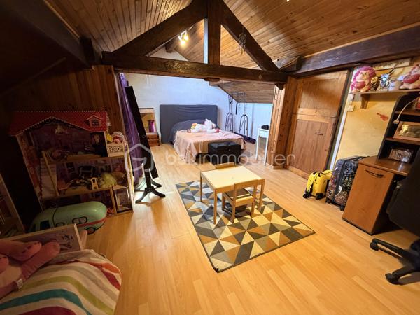 NOUVEAUTE BSK IMMOBILIER

Découvrez cette charmante maison individuelle de 113 m² habitables, idéale pour une famille à la recherche d’espace et de confort, située sur un agréable terrain avec piscine semi-enterrée.

Au rez-de-chaussée, vous trouverez :
•	Une cuisine moderne aménagée et équipée
•	Une belle pièce de vie salon / salle à manger (29 m²)
•	Un WC indépendant
•	Une salle de loisirs de 18 m² pouvant servir de salle de jeux, bureau ou espace détente

Au 1er étage :
•	Deux chambres
•	Une salle d’eau avec douche

Au 2e étage :
•	Une grande chambre double sous les toits (19 m² au sol)

Côtés extérieurs et annexes, bénéficiez de :
•	Piscine semi-enterrée ( 4,86 x 3,36 Profondeur 1,20)
•	Terrain agréable avec abri de jardin
•	Terrasse avec pergola en bois
•	Véranda bois
•	Cave composée de 3 pièces offrant de nombreux espaces de rangement

Confort et équipements :
•	Fenêtres PVC double vitrage et bois double vitrage
•	Volets roulants PVC et volets manuels
•	Chauffage par poêle à pellets installé en 2023

Informations complémentaires :
•	Taxe foncière : 705 €
•	DPE : Classe énergie E
•	Parcelle de 578 m²

Une maison pleine de potentiel, offrant de beaux volumes et des espaces extérieurs appréciables pour profiter des beaux jours.

 Une opportunité à découvrir rapidement ! Contactez-moi pour plus d’informations ou organiser une visite.