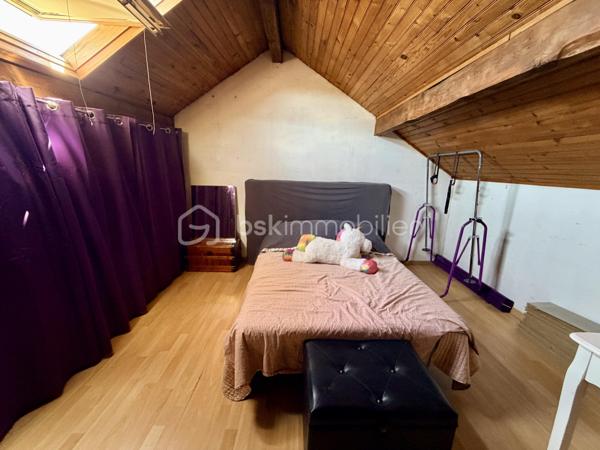 NOUVEAUTE BSK IMMOBILIER

Découvrez cette charmante maison individuelle de 113 m² habitables, idéale pour une famille à la recherche d’espace et de confort, située sur un agréable terrain avec piscine semi-enterrée.

Au rez-de-chaussée, vous trouverez :
•	Une cuisine moderne aménagée et équipée
•	Une belle pièce de vie salon / salle à manger (29 m²)
•	Un WC indépendant
•	Une salle de loisirs de 18 m² pouvant servir de salle de jeux, bureau ou espace détente

Au 1er étage :
•	Deux chambres
•	Une salle d’eau avec douche

Au 2e étage :
•	Une grande chambre double sous les toits (19 m² au sol)

Côtés extérieurs et annexes, bénéficiez de :
•	Piscine semi-enterrée ( 4,86 x 3,36 Profondeur 1,20)
•	Terrain agréable avec abri de jardin
•	Terrasse avec pergola en bois
•	Véranda bois
•	Cave composée de 3 pièces offrant de nombreux espaces de rangement

Confort et équipements :
•	Fenêtres PVC double vitrage et bois double vitrage
•	Volets roulants PVC et volets manuels
•	Chauffage par poêle à pellets installé en 2023

Informations complémentaires :
•	Taxe foncière : 705 €
•	DPE : Classe énergie E
•	Parcelle de 578 m²

Une maison pleine de potentiel, offrant de beaux volumes et des espaces extérieurs appréciables pour profiter des beaux jours.

 Une opportunité à découvrir rapidement ! Contactez-moi pour plus d’informations ou organiser une visite.