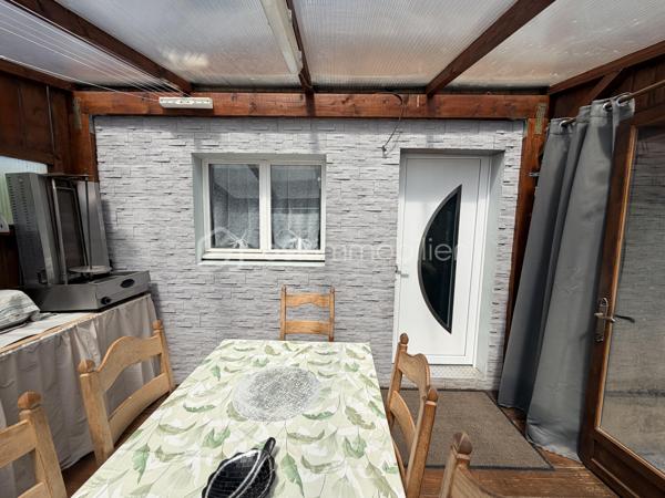 NOUVEAUTE BSK IMMOBILIER

Découvrez cette charmante maison individuelle de 113 m² habitables, idéale pour une famille à la recherche d’espace et de confort, située sur un agréable terrain avec piscine semi-enterrée.

Au rez-de-chaussée, vous trouverez :
•	Une cuisine moderne aménagée et équipée
•	Une belle pièce de vie salon / salle à manger (29 m²)
•	Un WC indépendant
•	Une salle de loisirs de 18 m² pouvant servir de salle de jeux, bureau ou espace détente

Au 1er étage :
•	Deux chambres
•	Une salle d’eau avec douche

Au 2e étage :
•	Une grande chambre double sous les toits (19 m² au sol)

Côtés extérieurs et annexes, bénéficiez de :
•	Piscine semi-enterrée ( 4,86 x 3,36 Profondeur 1,20)
•	Terrain agréable avec abri de jardin
•	Terrasse avec pergola en bois
•	Véranda bois
•	Cave composée de 3 pièces offrant de nombreux espaces de rangement

Confort et équipements :
•	Fenêtres PVC double vitrage et bois double vitrage
•	Volets roulants PVC et volets manuels
•	Chauffage par poêle à pellets installé en 2023

Informations complémentaires :
•	Taxe foncière : 705 €
•	DPE : Classe énergie E
•	Parcelle de 578 m²

Une maison pleine de potentiel, offrant de beaux volumes et des espaces extérieurs appréciables pour profiter des beaux jours.

 Une opportunité à découvrir rapidement ! Contactez-moi pour plus d’informations ou organiser une visite.