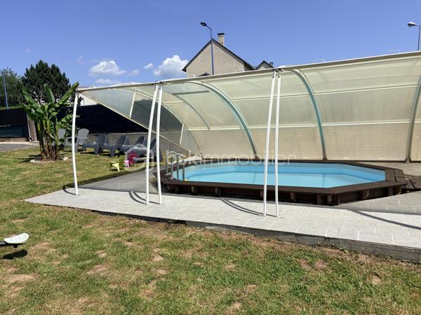 NOUVEAUTE BSK IMMOBILIER

Découvrez cette charmante maison individuelle de 113 m² habitables, idéale pour une famille à la recherche d’espace et de confort, située sur un agréable terrain avec piscine semi-enterrée.

Au rez-de-chaussée, vous trouverez :
•	Une cuisine moderne aménagée et équipée
•	Une belle pièce de vie salon / salle à manger (29 m²)
•	Un WC indépendant
•	Une salle de loisirs de 18 m² pouvant servir de salle de jeux, bureau ou espace détente

Au 1er étage :
•	Deux chambres
•	Une salle d’eau avec douche

Au 2e étage :
•	Une grande chambre double sous les toits (19 m² au sol)

Côtés extérieurs et annexes, bénéficiez de :
•	Piscine semi-enterrée ( 4,86 x 3,36 Profondeur 1,20)
•	Terrain agréable avec abri de jardin
•	Terrasse avec pergola en bois
•	Véranda bois
•	Cave composée de 3 pièces offrant de nombreux espaces de rangement

Confort et équipements :
•	Fenêtres PVC double vitrage et bois double vitrage
•	Volets roulants PVC et volets manuels
•	Chauffage par poêle à pellets installé en 2023

Informations complémentaires :
•	Taxe foncière : 705 €
•	DPE : Classe énergie E
•	Parcelle de 578 m²

Une maison pleine de potentiel, offrant de beaux volumes et des espaces extérieurs appréciables pour profiter des beaux jours.

 Une opportunité à découvrir rapidement ! Contactez-moi pour plus d’informations ou organiser une visite.