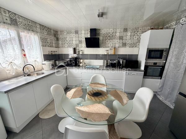 NOUVEAUTE BSK IMMOBILIER

Découvrez cette charmante maison individuelle de 113 m² habitables, idéale pour une famille à la recherche d’espace et de confort, située sur un agréable terrain avec piscine semi-enterrée.

Au rez-de-chaussée, vous trouverez :
•	Une cuisine moderne aménagée et équipée
•	Une belle pièce de vie salon / salle à manger (29 m²)
•	Un WC indépendant
•	Une salle de loisirs de 18 m² pouvant servir de salle de jeux, bureau ou espace détente

Au 1er étage :
•	Deux chambres
•	Une salle d’eau avec douche

Au 2e étage :
•	Une grande chambre double sous les toits (19 m² au sol)

Côtés extérieurs et annexes, bénéficiez de :
•	Piscine semi-enterrée ( 4,86 x 3,36 Profondeur 1,20)
•	Terrain agréable avec abri de jardin
•	Terrasse avec pergola en bois
•	Véranda bois
•	Cave composée de 3 pièces offrant de nombreux espaces de rangement

Confort et équipements :
•	Fenêtres PVC double vitrage et bois double vitrage
•	Volets roulants PVC et volets manuels
•	Chauffage par poêle à pellets installé en 2023

Informations complémentaires :
•	Taxe foncière : 705 €
•	DPE : Classe énergie E
•	Parcelle de 578 m²

Une maison pleine de potentiel, offrant de beaux volumes et des espaces extérieurs appréciables pour profiter des beaux jours.

 Une opportunité à découvrir rapidement ! Contactez-moi pour plus d’informations ou organiser une visite.