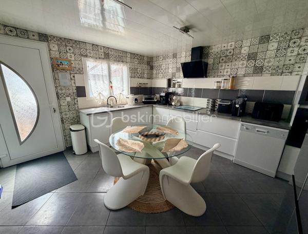 NOUVEAUTE BSK IMMOBILIER

Découvrez cette charmante maison individuelle de 113 m² habitables, idéale pour une famille à la recherche d’espace et de confort, située sur un agréable terrain avec piscine semi-enterrée.

Au rez-de-chaussée, vous trouverez :
•	Une cuisine moderne aménagée et équipée
•	Une belle pièce de vie salon / salle à manger (29 m²)
•	Un WC indépendant
•	Une salle de loisirs de 18 m² pouvant servir de salle de jeux, bureau ou espace détente

Au 1er étage :
•	Deux chambres
•	Une salle d’eau avec douche

Au 2e étage :
•	Une grande chambre double sous les toits (19 m² au sol)

Côtés extérieurs et annexes, bénéficiez de :
•	Piscine semi-enterrée ( 4,86 x 3,36 Profondeur 1,20)
•	Terrain agréable avec abri de jardin
•	Terrasse avec pergola en bois
•	Véranda bois
•	Cave composée de 3 pièces offrant de nombreux espaces de rangement

Confort et équipements :
•	Fenêtres PVC double vitrage et bois double vitrage
•	Volets roulants PVC et volets manuels
•	Chauffage par poêle à pellets installé en 2023

Informations complémentaires :
•	Taxe foncière : 705 €
•	DPE : Classe énergie E
•	Parcelle de 578 m²

Une maison pleine de potentiel, offrant de beaux volumes et des espaces extérieurs appréciables pour profiter des beaux jours.

 Une opportunité à découvrir rapidement ! Contactez-moi pour plus d’informations ou organiser une visite.